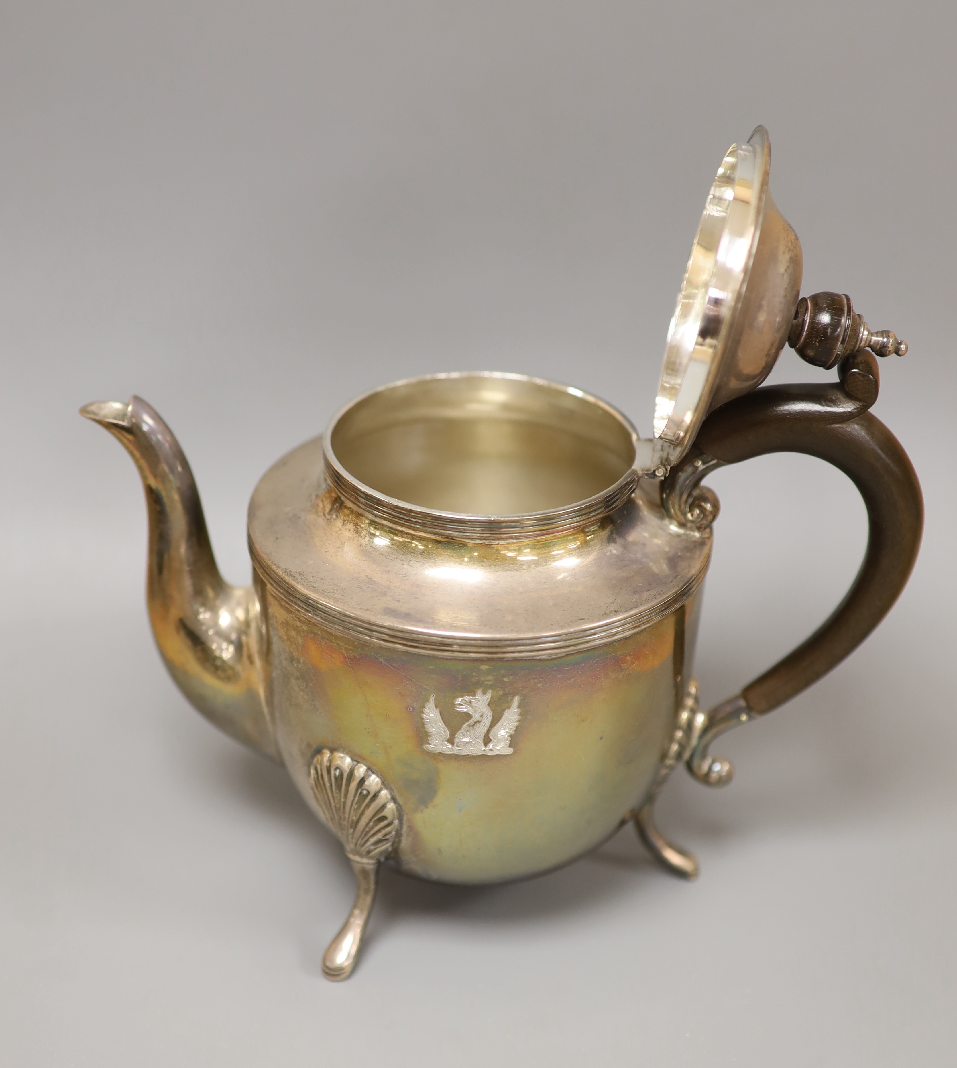 A circular silver teapot on three feet, Sheffield 1900, gross 16.5oz